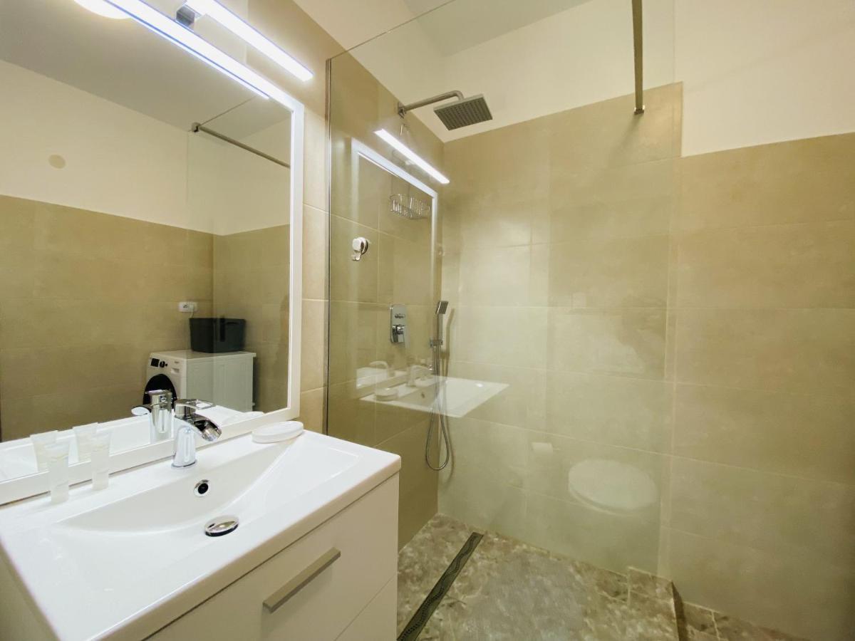 Deluxe Apartment With Balcony And Private Parking In Colvmna Residence Cluj-Napoca Buitenkant foto