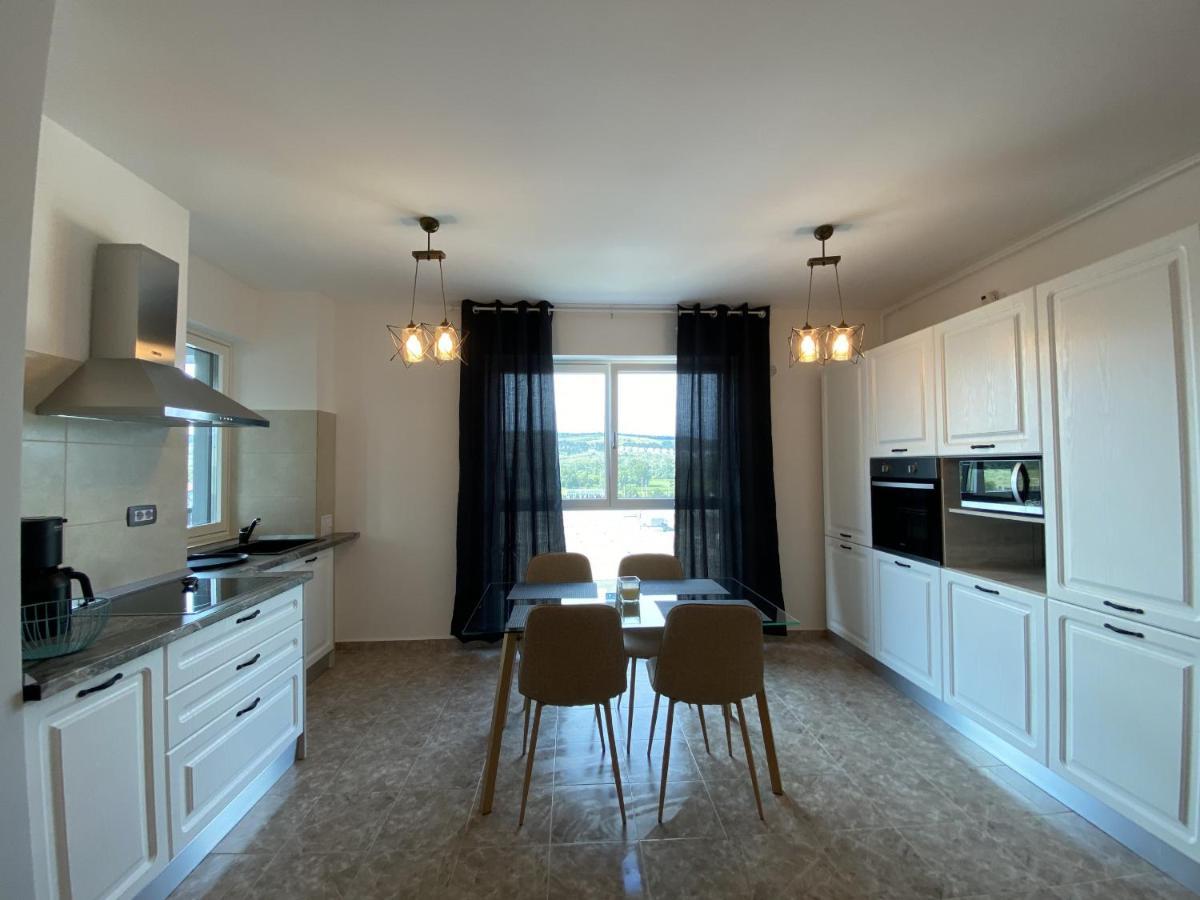 Deluxe Apartment With Balcony And Private Parking In Colvmna Residence Cluj-Napoca Buitenkant foto